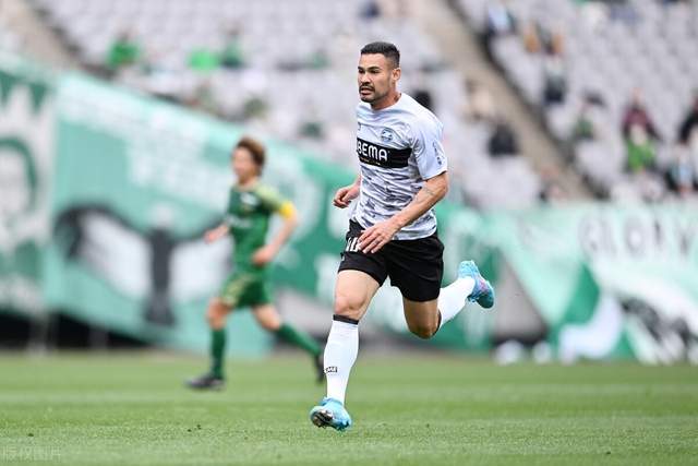 阿斯：莱万在巴萨陷入困境